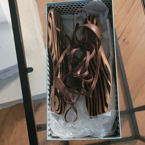 NWT Brother Vellies Brown zebra print thong sandals size 5 - Picture 4 of 8